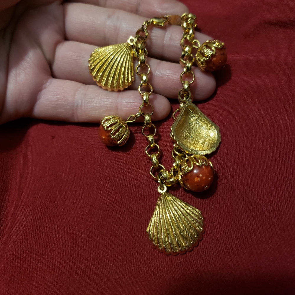 Gold toned seashell and beads bracelet